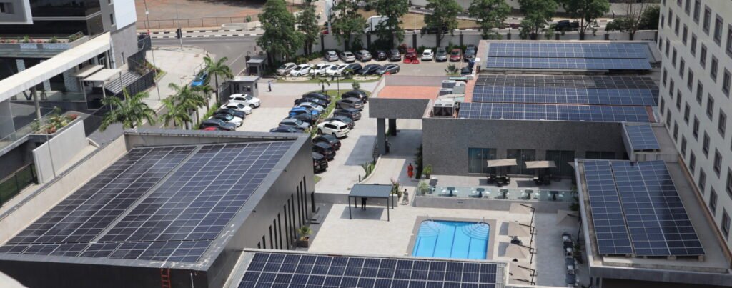 Panneaux photovoltaïques sur un toit, illustration des activités de transition énergétique
