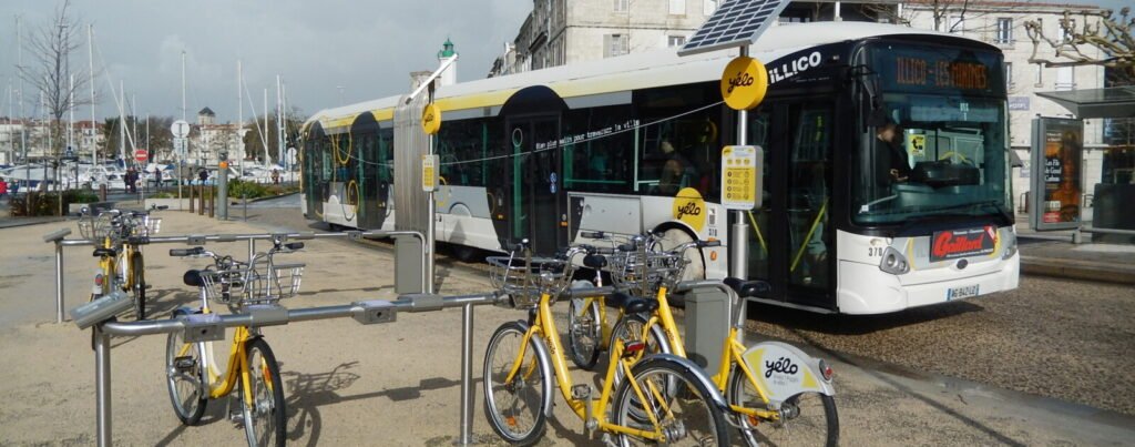 Vélos en libre-service et autobus Yélo photographiés à La Rochelle