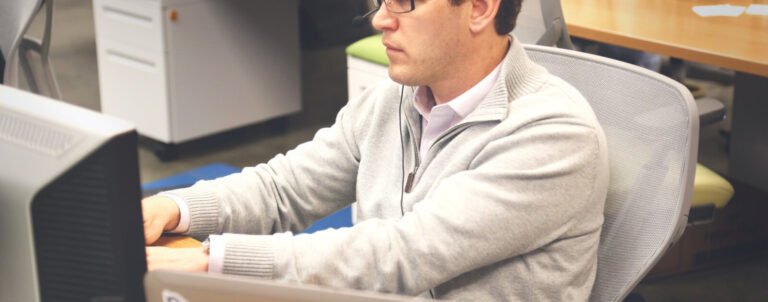 Espace de travail partagé et préparation d'un projet entrepreneurial, photo d'illustration