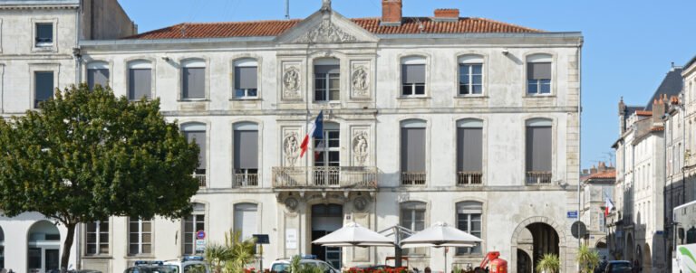 Architecture de la place de Verdun à La Rochelle, lieu du village des solidarités