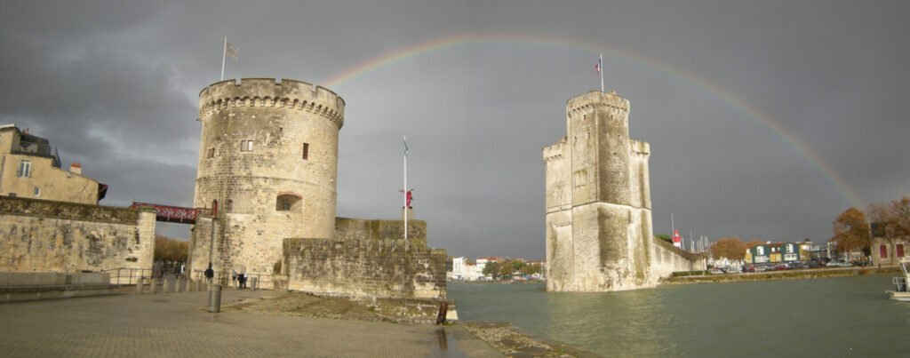 La Tour de la Chaîne à l'entrée du Vieux-Port de La Rochelle, lieu d'animations Halloween