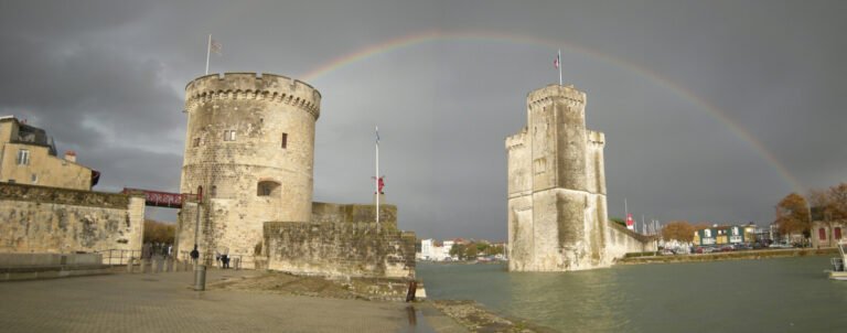 La Tour de la Chaîne à l'entrée du Vieux-Port de La Rochelle, lieu d'animations Halloween