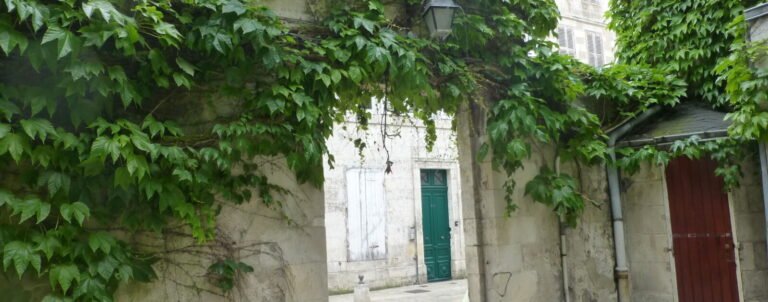 Immeuble ancien de la rue Gargoulleau dans le centre-ville de La Rochelle