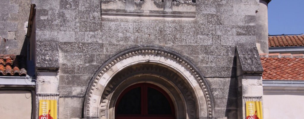 Entrée de la Chapelle des Dames Blanches à La Rochelle, lieu de l'exposition