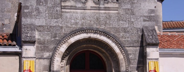 Entrée de la Chapelle des Dames Blanches à La Rochelle, lieu de l'exposition