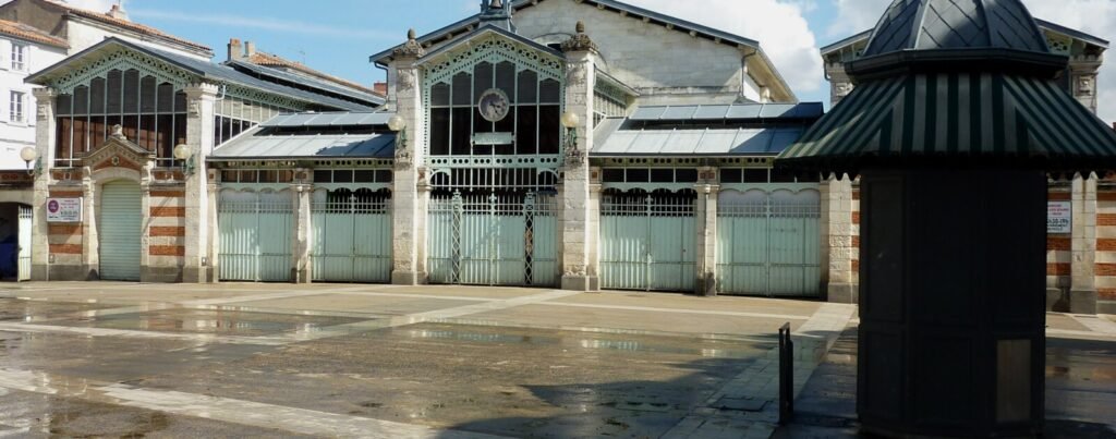 Étals et halle du marché central de La Rochelle