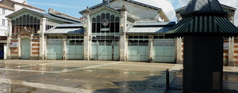 Étals et halle du marché central de La Rochelle
