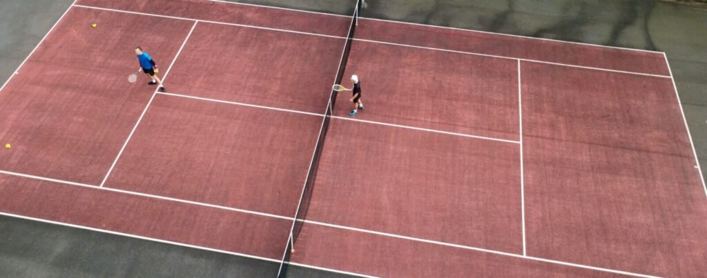 Terrain de tennis en plein air, photographie d'illustration des stages sportifs